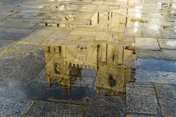 水坑中天主教堂的反射 — 图库照片