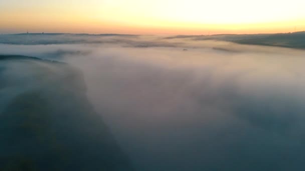 Tarım alanı üzerinde bulutlar arasında uçan. — Stok video