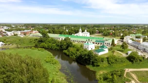 Panoramatický pohled na bílý kostel v Suzdalu, Rusko — Stock video