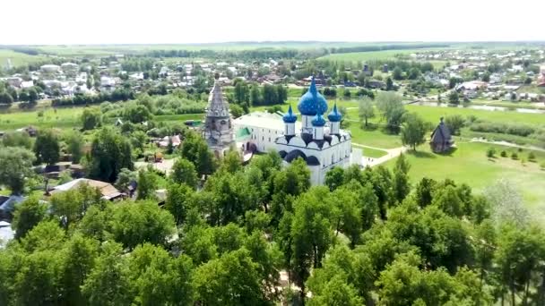 Pemandangan udara dari ansambel arsitektur Suzdal Kremlin dengan Katedral — Stok Video