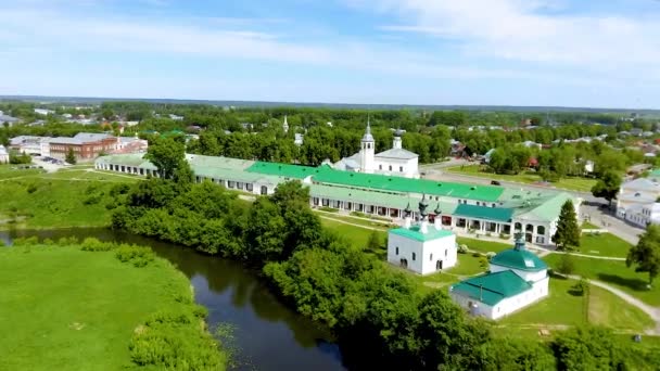 Légifotó a régi orosz építészeti fehér templom Suzdal. Oroszország. — Stock videók