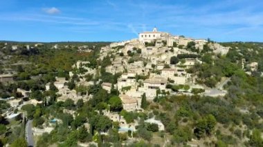 Gordes 'un Luberon, Fransa' daki hava görüntüleri, İnsansız Hava Aracı Tarafından Provence Manzarası.