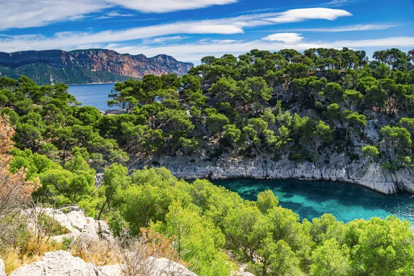 Cassis, Provence, Güney Fransa, Avrupa yakınlarındaki Calanques Ulusal Parkı 'ndaki uçurumlara inanılmaz bir bakış açısı