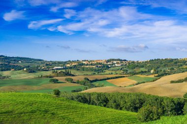 Tuscany, çiftlik evi ve İtalya 'nın Val d' Orcia tepelerindeki manzara.