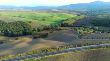 Hava görüntüleri, Tuscany, İtalya 'da günbatımında muhteşem üzüm bağları.