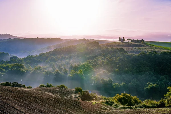 Όμορφη ομίχλη τοπίο ανατολή στην Τοσκάνη, Ιταλία — Φωτογραφία Αρχείου