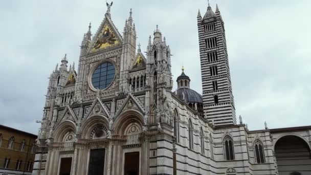 Medeltida kyrkan "Santa Maria Cathedral" duomo i Siena, Toscana, Italien — Stockvideo