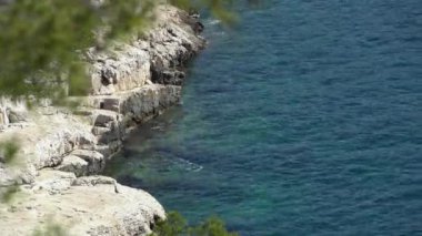 Güney Fransa 'da Akdeniz' de yer alan Calanques manzarası üzerine hava klibi.