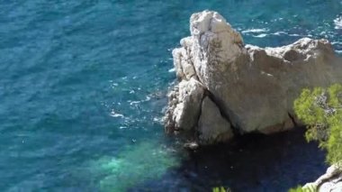 Güney Fransa 'da Akdeniz' de yer alan Calanques manzarası üzerine hava klibi.