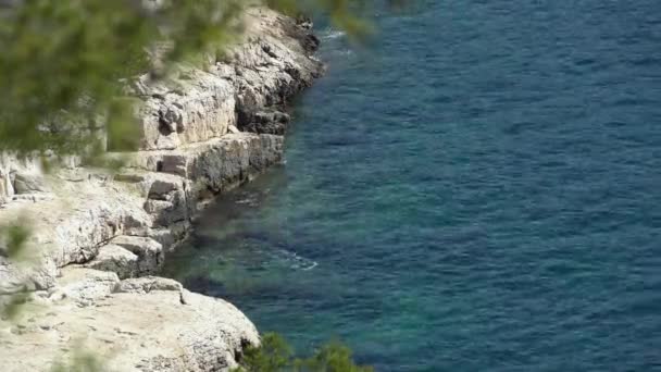 Clip aerea sulla scenografica Calanques, situata nel sud della Francia sul Mar Mediterraneo . — Video Stock