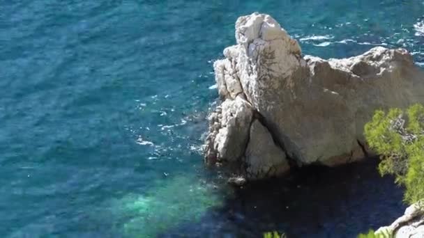 Luchtfoto over het landschap van Calanques, gelegen in Zuid-Frankrijk aan de Middellandse Zee. — Stockvideo