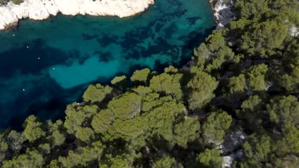 Klip lotniczy nad malowniczym Calanques, położony w południowej Francji nad Morzem Śródziemnym. — Wideo stockowe