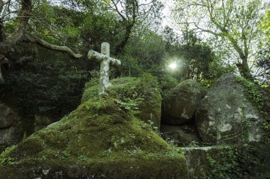 Eski taş haç, Sintra yakınlarındaki Capuchos Manastırı.