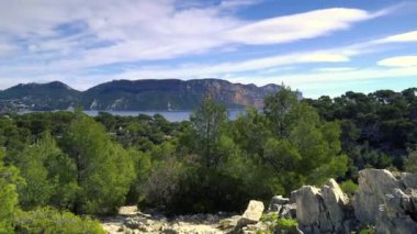 Güney Fransa 'da Akdeniz' de yer alan Calanques manzarası üzerine hava klibi.