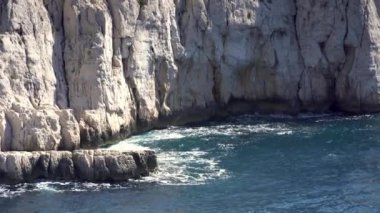 Güney Fransa 'da Akdeniz' de yer alan Calanques manzarası üzerine hava klibi.