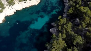 Güney Fransa 'da Akdeniz' de yer alan Calanques manzarası üzerine hava klibi.