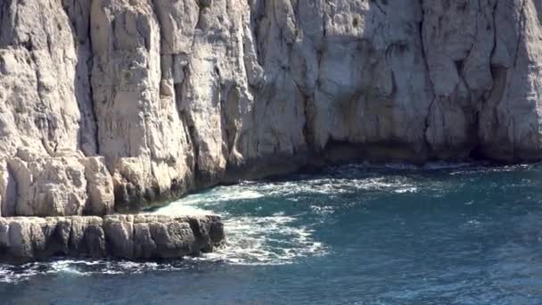 Güney Fransa 'da Akdeniz' de yer alan Calanques manzarası üzerine hava klibi. — Stok video
