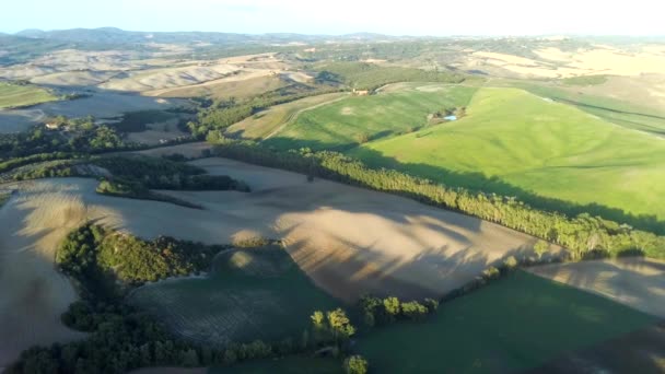 Beelden door drone van natuur landschap prachtige heuvels bossen velden en wijngaard — Stockvideo