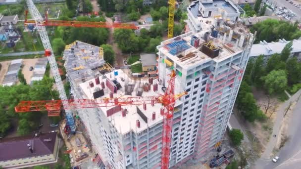 Tiro aéreo del edificio en proceso de construcción. — Vídeo de stock