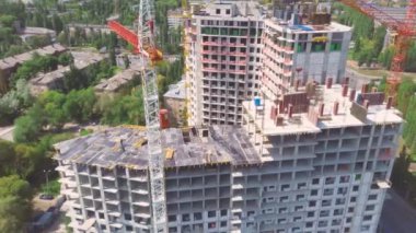Şehrin inşa edilmiş yaşam bloğunun manzarası. Crane inşaat alanında çalışıyor.