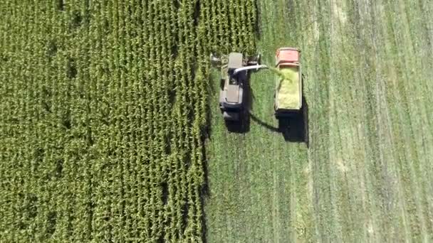 Tiro aéreo de colheitadeira carregando fora de milho em reboques . — Vídeo de Stock