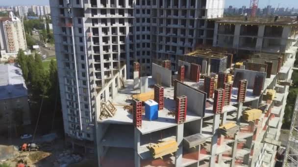Vue aérienne du bâtiment en cours de construction. — Video