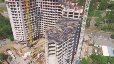 Şehrin inşa edilmiş yaşam bloğunun manzarası. Crane inşaat alanında çalışıyor.
