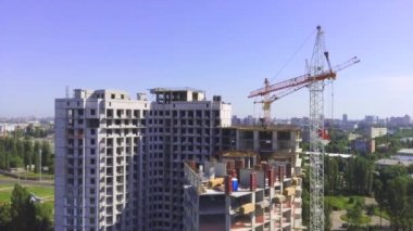 İnşaat işçileri metal bir yapı inşa ediyorlar.