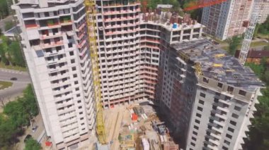 Şehrin inşa edilmiş yaşam bloğunun manzarası. Crane inşaat alanında çalışıyor.