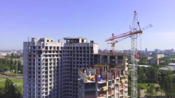 Trabajadores de la construcción están construyendo un marco metálico — Vídeo de stock