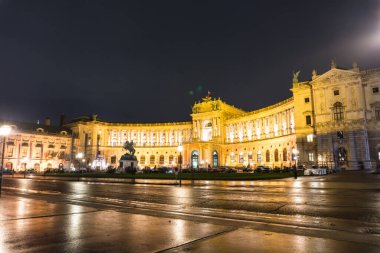 Viyana 'nın merkezinde, yağmurlu havada Avusturya' da, Heldenplatz meydanında, imparatorluk sarayı Hofburg 'da bir gece..
