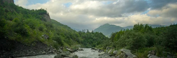 Gün Batımında Dramatik Bulutlu Gökyüzü Olan Dağ Nehri Manzarası Geniş — Stok fotoğraf