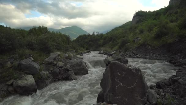 Ορεινό ποτάμι ρεύμα τοπίο με δραματικό συννεφιασμένο ουρανό — Αρχείο Βίντεο