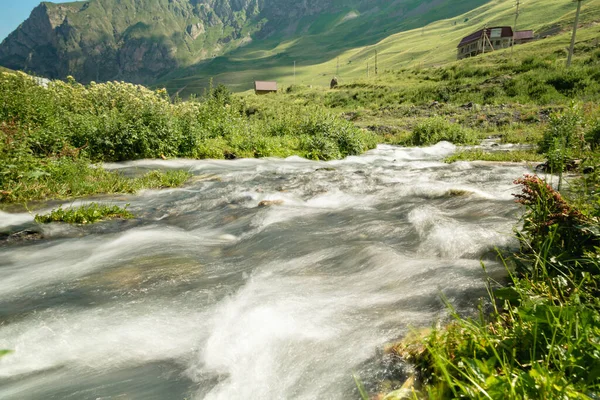 Agua Río Montaña Desde Glaciar Valle Hermoso Paisaje Del Cáucaso — Foto de Stock