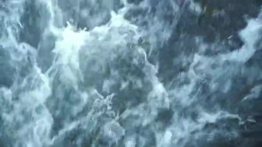 Bir dağ nehrinden hızlı su akışı