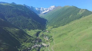 Yüksek dağ ormanlarındaki küçük bir köyde insansız hava aracı uçururken çekilmiş bir video..