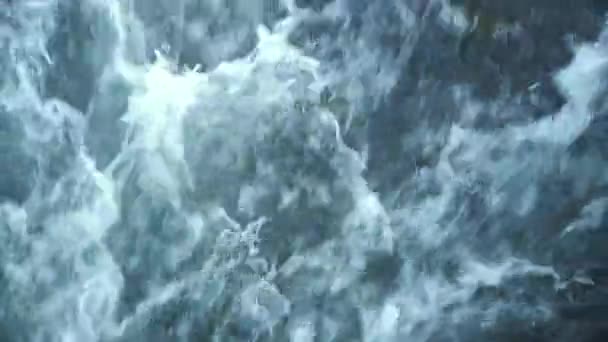 Débit rapide d'eau d'une rivière de montagne