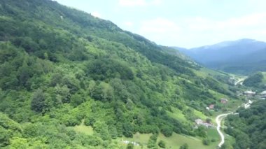 Yüksek dağ ormanlarındaki küçük bir köyde insansız hava aracı uçururken çekilmiş bir video..