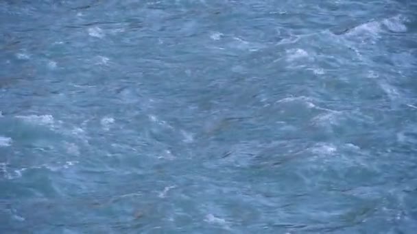 Быстрый поток воды из горной реки — стоковое видео