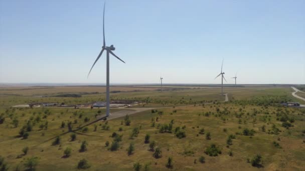 Enerji üretimi için rüzgar türbinlerinin hava görüntüsü — Stok video