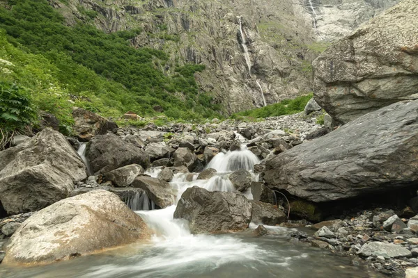 Agua Fluye Sobre Rocas Fondo Una Cascada Montaña Hermoso Río — Foto de Stock