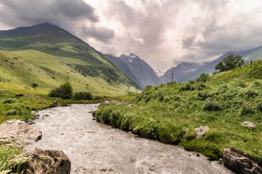 Dağlık nehir manzarası dramatik bulutlu gökyüzü