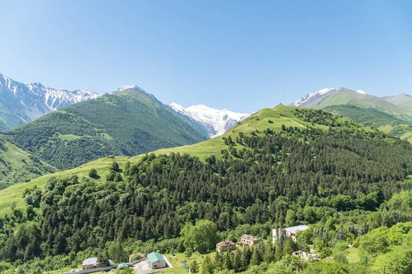 Kuzey Osetya 'daki dağlardaki en yüksek dağ köyünün manzarası. Dünyayı dolaşma kavramı. Rusya