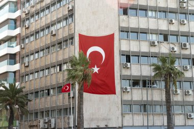 Türkiye 'de ofis binası önünde dev bir Türk bayrağı