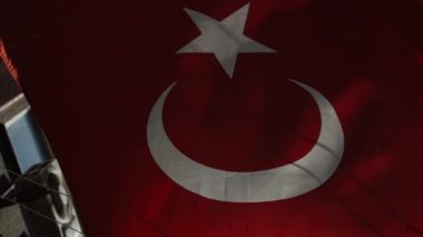 İstanbul sokaklarında gün ışığına karşı dalgalanan Türk bayrağı