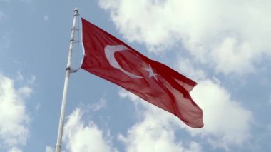 Türk bayrağı gökyüzüne karşı bayrak sallıyor
