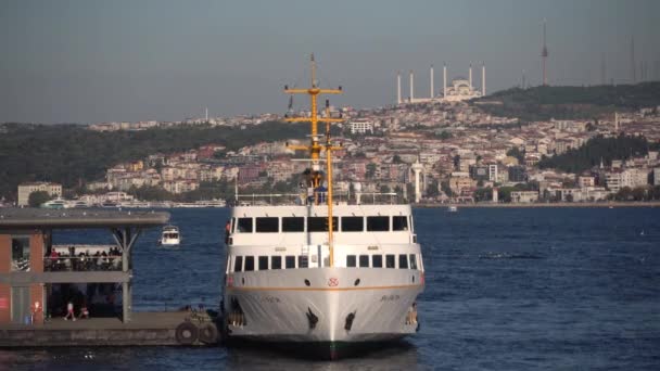 Barco de balsa com pessoas partidas do porto em Istambul, Turquia — Vídeo de Stock