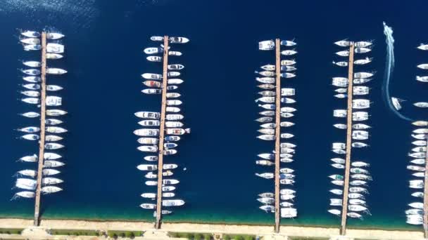 Vista superior sobre o estacionamento do barco no clube de iates. — Vídeo de Stock