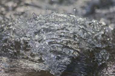 Dalga bir taşla akışta nehir etrafında damla su kadar kapatın