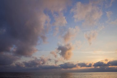 Bir akşam darking gökyüzü abowe ufuk arkasında gün batımı ile deniz üzerinde ufuk